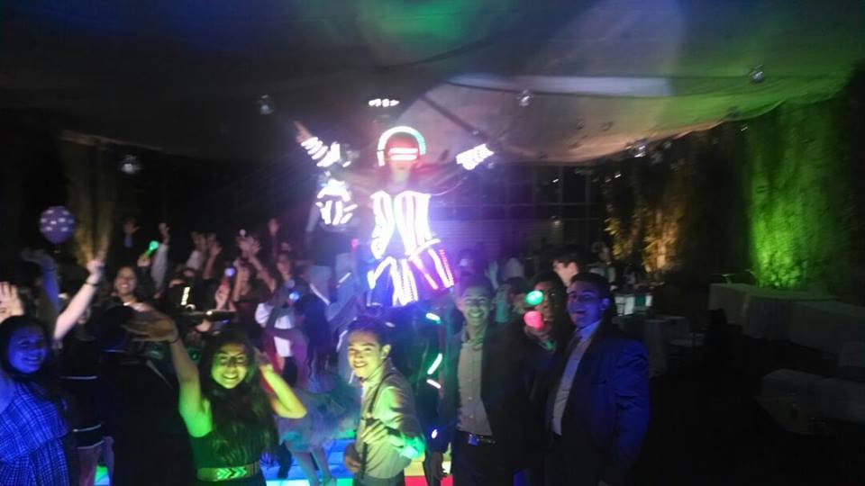 PAQUETES CON SALAS LOUNGE, PERIQUERAS, PISTA Y BARRA ILUMINADA.